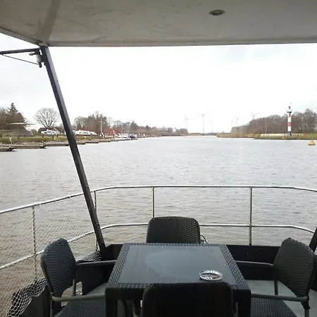 Hausboot Levitate Im Hafen Von * Barssel (Cloppenburg)