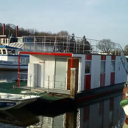 Hausboot Levitate Im Hafen Von *