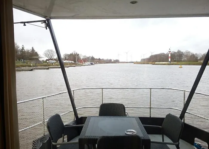 Hausboot Levitate Im Hafen Von * Barssel (Cloppenburg)