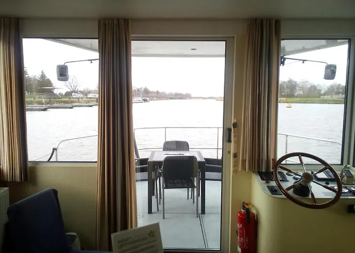 Botel Hausboot Levitate Im Hafen Von *